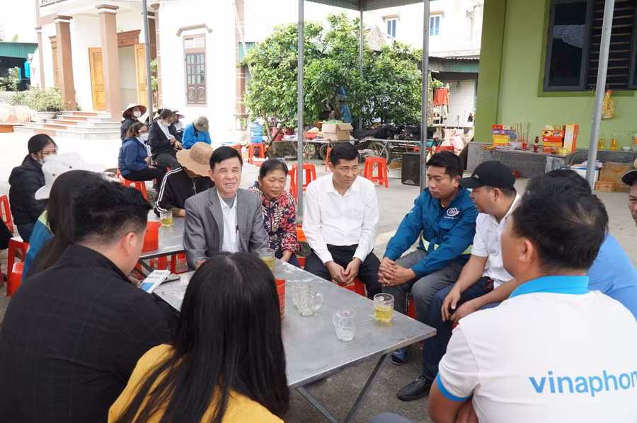 Đoàn công tác Sở GD&amp;ĐT động viên chia sẻ với nỗi đau thương, mất mát không gì bù đắp nổi của gia đình 3 mẹ con chị H. Ảnh: Hồ Lài.