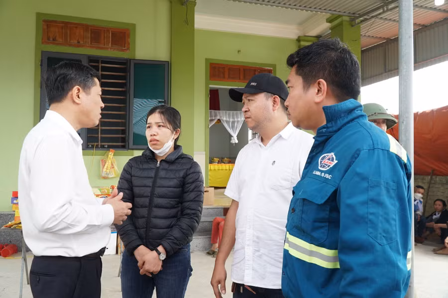 Ông Thái Văn Thành - Giám đốc Sở GD&amp;ĐT Nghệ An động viên người thân gia đình cố gắng vượt qua hoạn nạn để làm chỗ dựa cho chồng và con út chị H. đang điều trị tại bệnh viện. Ảnh: Hồ Lài.