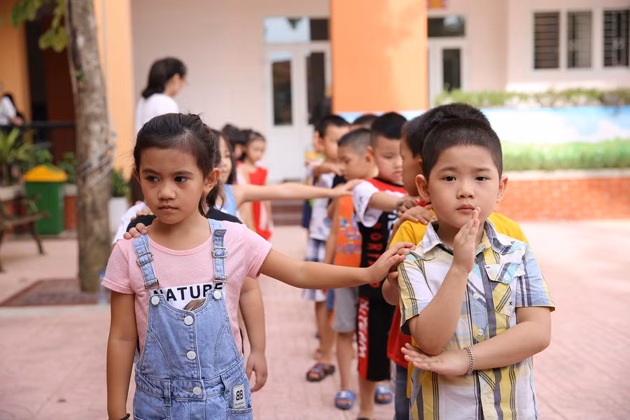 Học sinh vào lớp 1 tại TP Vinh tập xếp thẳng hàng.