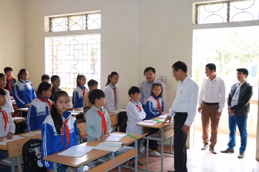 Giám đốc Sở GD&ĐT Nghệ An cùng đoàn công tác đến thăm học sinh huyện miền núi