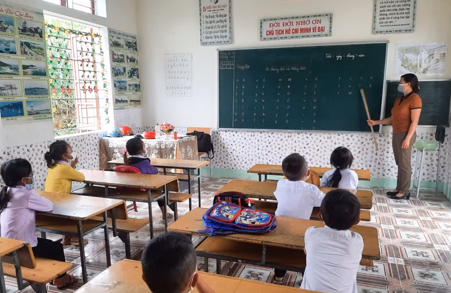 Trong bối cảnh dịch bệnh, mỗi lớp học không quá 20 em và chia ca để đảm bảo giãn cách