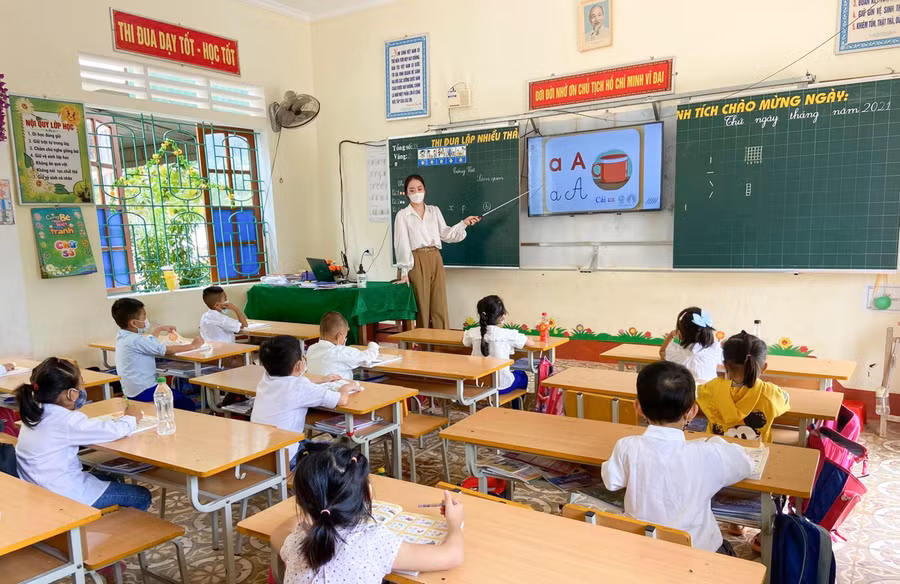 Buổi học trực tiếp đầu tiên trong năm học mới 2021-2022 của cô trò Trường Tiểu học Lạng Khê, Con Cuông, Nghệ An