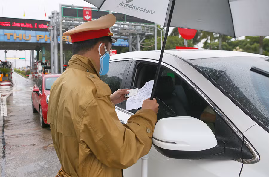 Công an kiểm tra phiếu xét nghiệm Covid-19 người dân đi từ Hà Tĩnh vào sáng nay