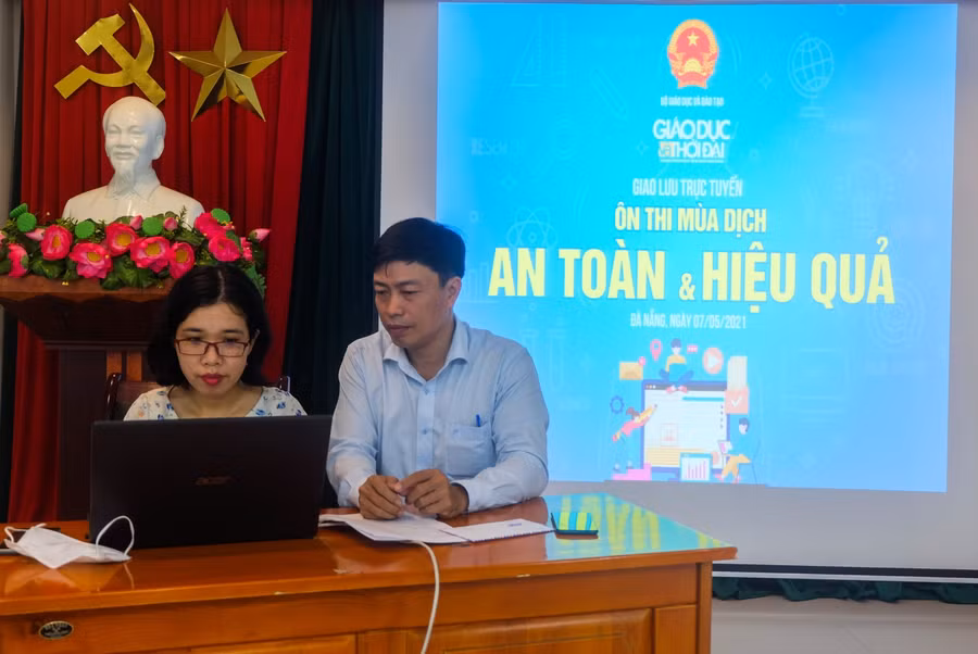 Thầy Lê Phước Bình - Phó Hiệu trưởng Trường THTP Phan Châu Trinh trả lời câu hỏi của độc giả Báo GD&amp;TĐ tại điểm cầu Đà Nẵng
