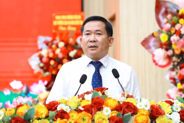 Ông Đinh Văn Nơi phát biểu nhận nhiệm vụ.