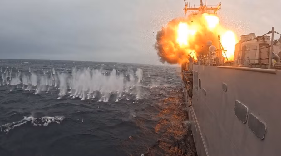 Khoảnh khắc SM-6 đánh trúng tàu USS Klakring.