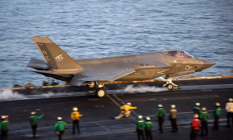 Tiêm kích F-35C cất cánh trên tàu sân bay Mỹ.