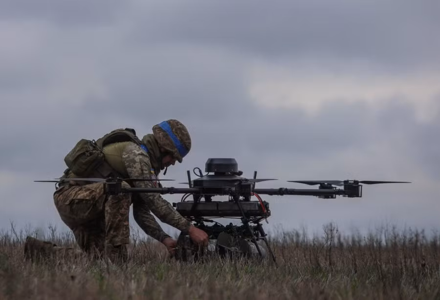 Binh sĩ Ukraine triển khai UAV FPV trên chiến trường.
