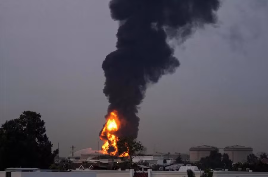 Vụ cháy tại sân bay quốc tế ở Dubai sau đòn tập kích của Iran.