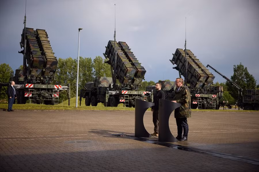 Tổng thống Ukraine Zelensky thăm một khẩu đội Patriot ở Đức hồi năm 2024.