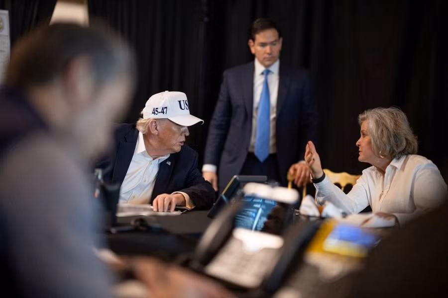 Tổng thống Mỹ Donald Trump theo dõi các cuộc không kích vào Iran.
