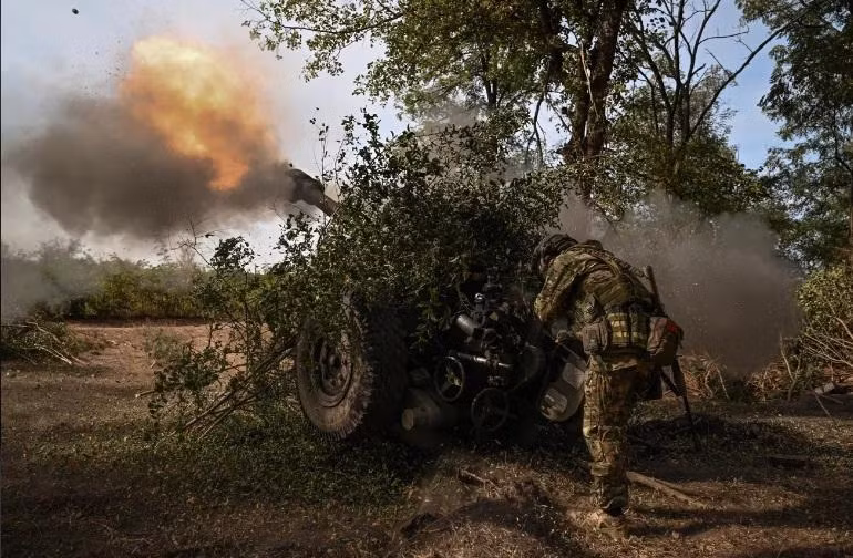 Pháo binh Nga tấn công quân đội Ukraine tại Toretsk. 