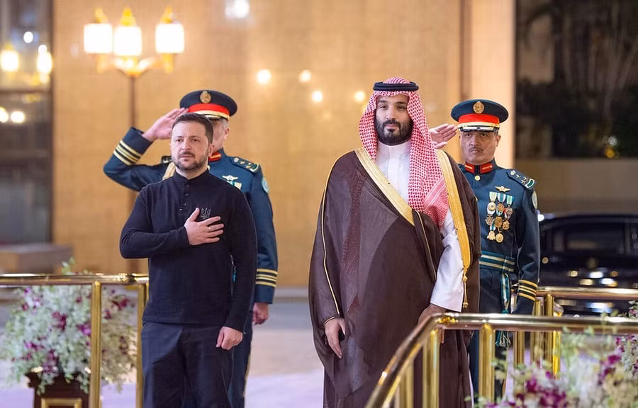 Tổng thống Ukraine Zelensky và Thái tử Saudi Arabia Mohammad bin Salman.