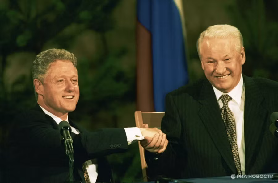 Tổng thống Bill Clinton và ông Boris Yeltsin bắt tay nhau tại một cuộc họp báo chung.