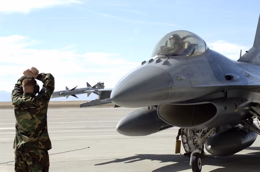Tiêm kích F-16.