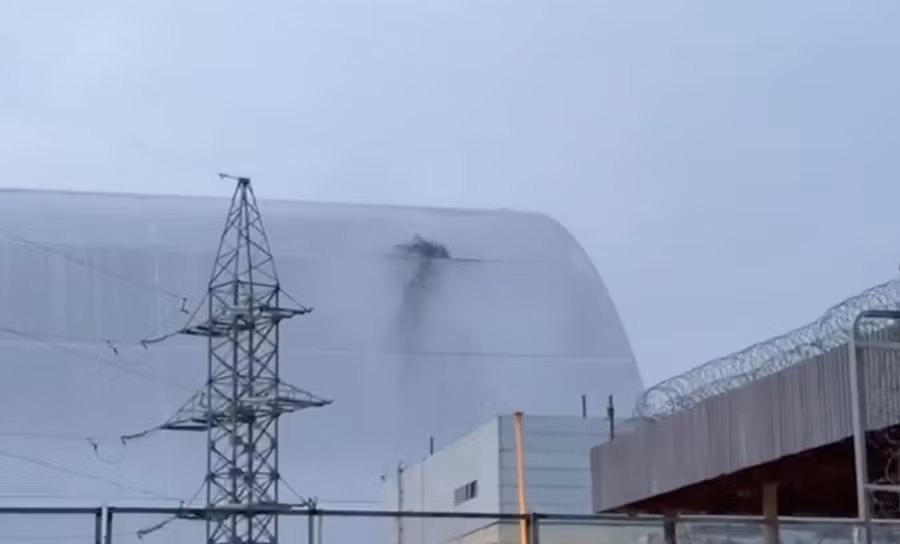 Mái vòm che nhà máy Chernobyl bị tấn công, ngày 15/2/2025.