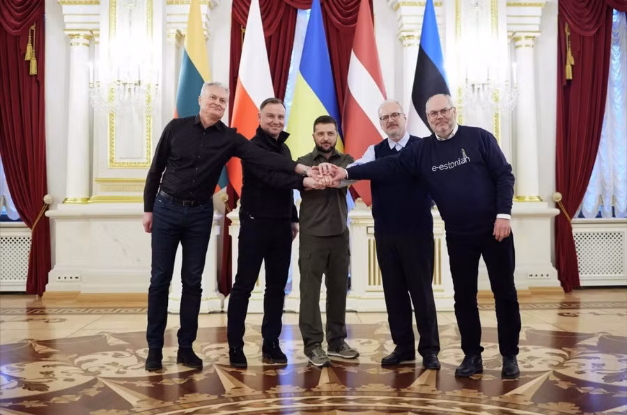 Tổng thống Ukraine Zelensky trong cuộc gặp với các nhà lãnh đạo Ba Lan, Litva, Latvia và Estonia tại Kiev.