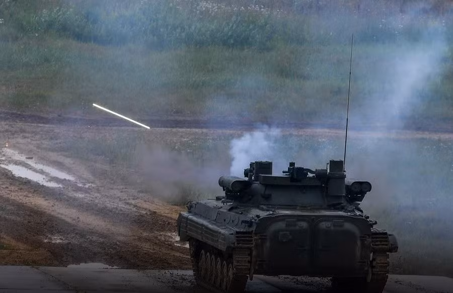 Xe BMP-2M trang bị module Berezhok bắn đạn thật.