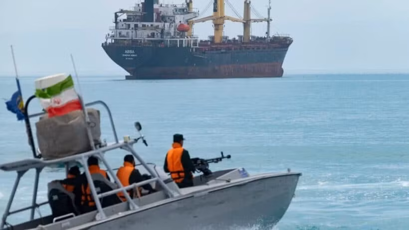 Hải quân Iran tuần tra tại eo biển Hormuz.