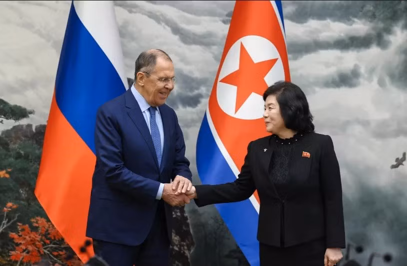 Ngoại trưởng Nga Sergey Lavrov và người đồng cấp Triều Tiên Choe Son Hui.