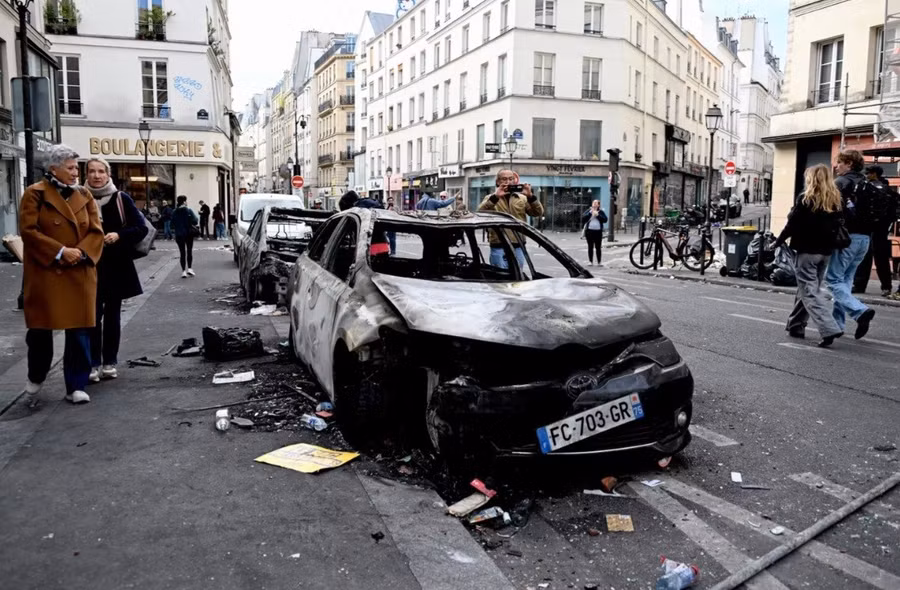 Những chiếc xe bị cháy rụi sau cuộc biểu tình ở Paris, Pháp.