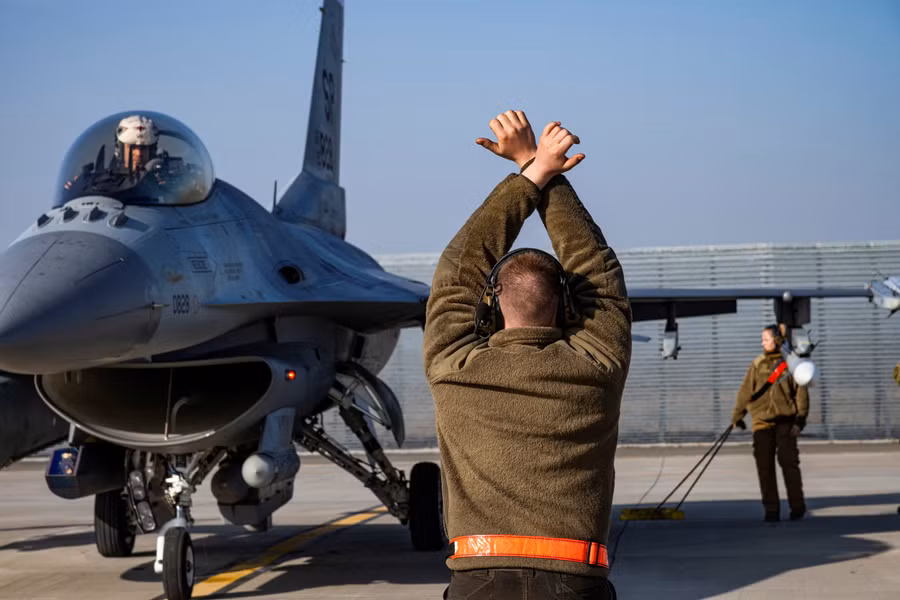 Tiêm kích F-16.