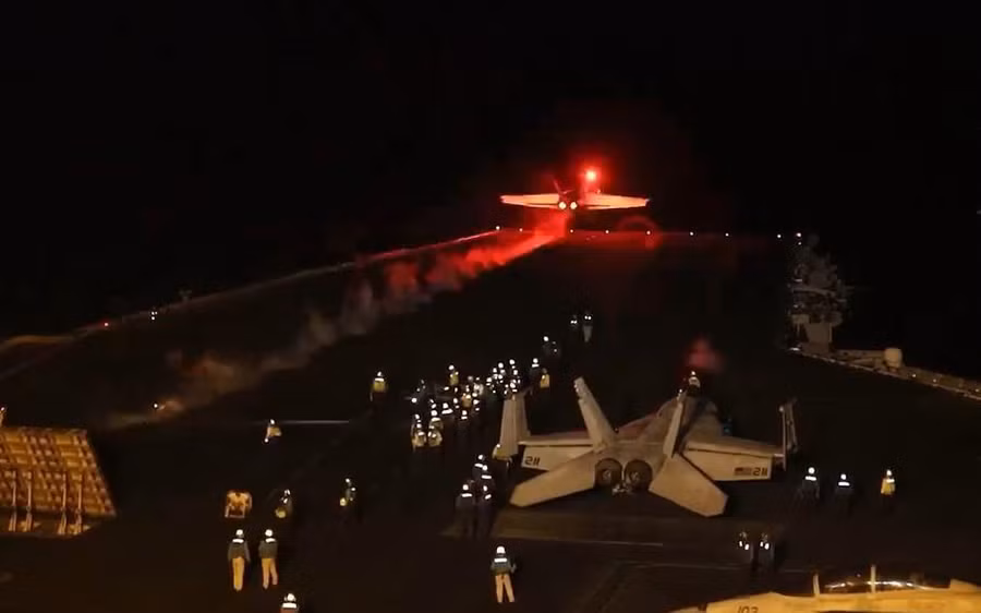 Tiêm kích hạm F/A-18 Super Hornet cất cánh tấn công lực lượng Houthi.