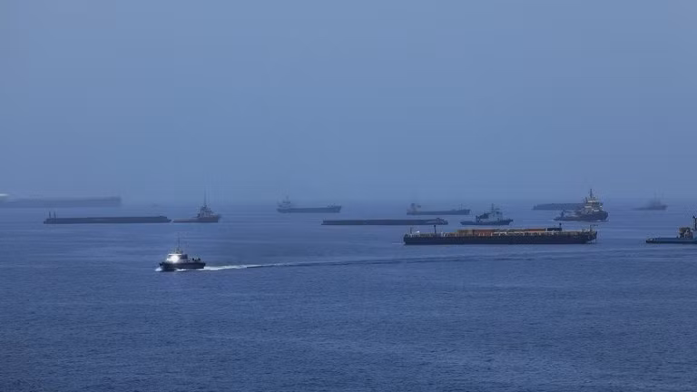 Các tàu thương mại đậu ngoài khơi bờ biển Oman và chuẩn bị đi qua eo biển Hormuz.