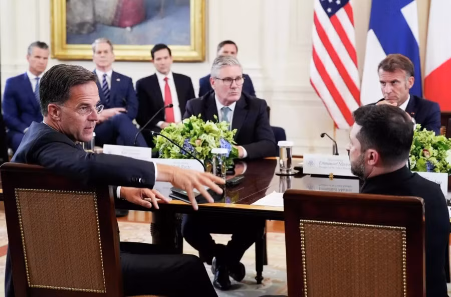 Tổng thư ký NATO Mark Rutte, Tổng thống Ukraine Zelensky, Thủ tướng Anh Keir Starmer và Tổng thống Pháp Macron trong cuộc gặp Tổng thống Trump tại Nhà Trắng.