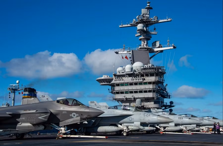 Tiêm kích F-35C trên tàu sân bay USS Carl Vinson có mặt tại Trung Đông.