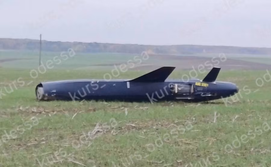 UAV phản lực Geran-5 K5-K nằm trên cánh đồng tại Odessa.