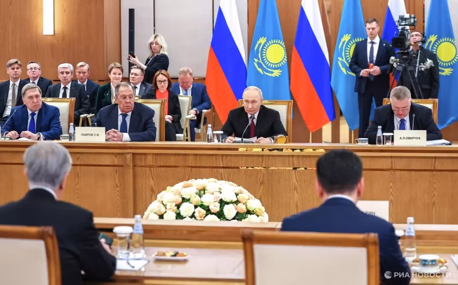 Tổng thống Nga Vladimir Putin trong cuộc đàm phán Nga-Kazakhstan tại Cung điện Độc lập ở Astana.