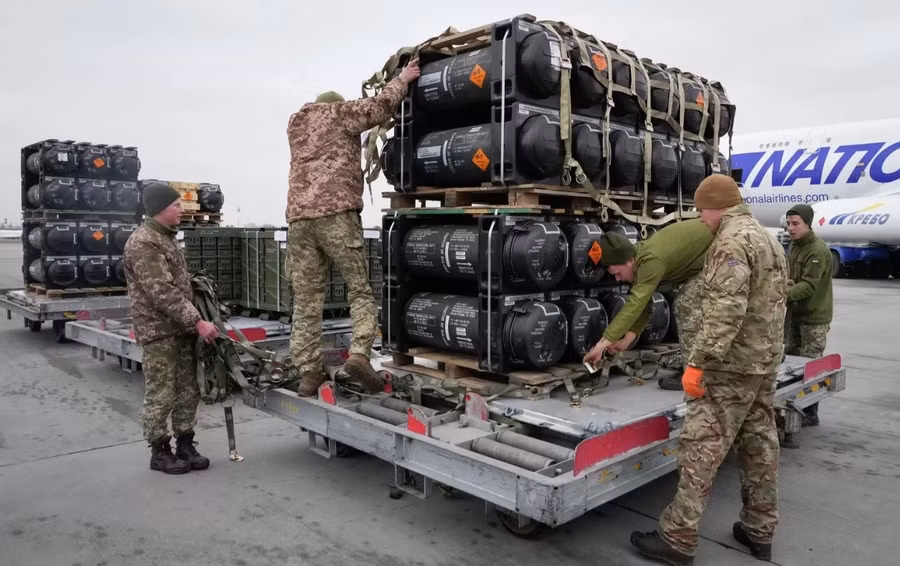 Ukraine tiếp nhận vũ khí Mỹ viện trợ.