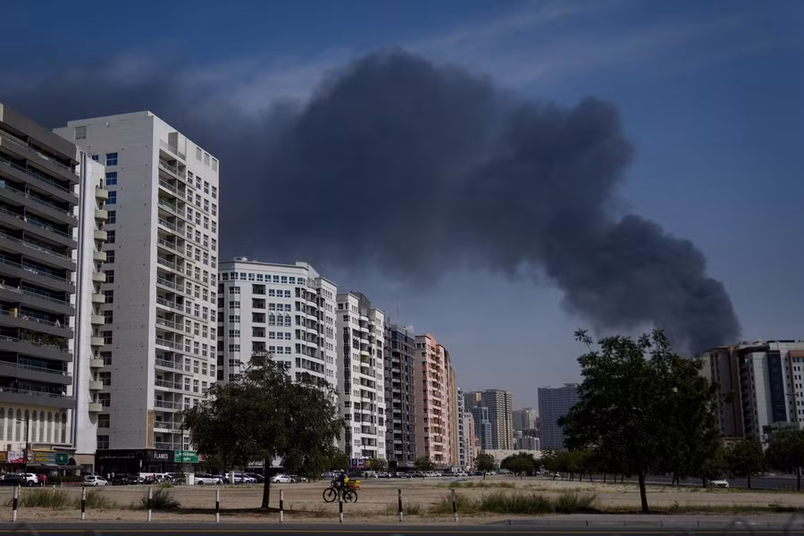 Khu công nghiệp tại thành phố Sharjah, UAE sau khi trúng đòn tập kích của Iran.