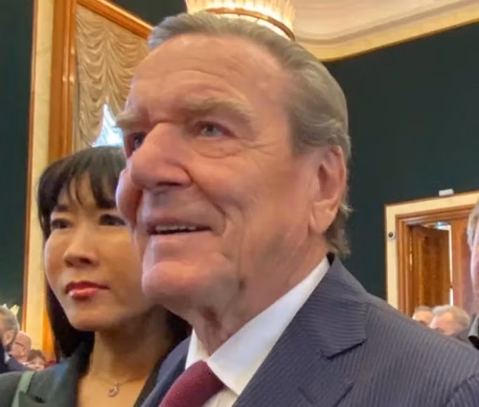 Cựu Thủ tướng Đức Gerhard Schroeder hứng chỉ trích vì dự tiệc tại đại sứ quán Nga ở Berlin tháng 5 năm 2023.