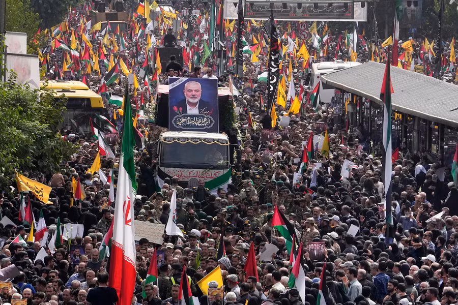 Xe chở thi thể ông Ismail Haniyeh trên đường phố Iran.