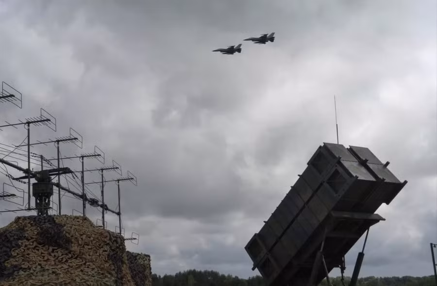 Tiêm kích F-16 và hệ thống Patriot của Ukraine.