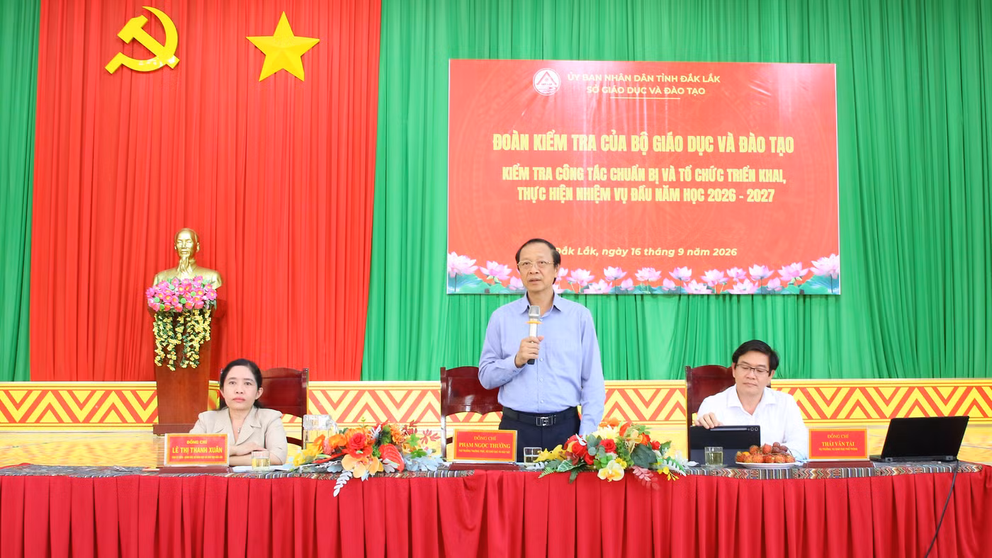 Thứ trưởng Phạm Ngọc Thưởng làm việc với các trường học ở Đắk Lắk. (Ảnh: Thành Tâm)