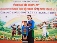Hà Thu Hương đến trường sớm dự lễ khai giảng.