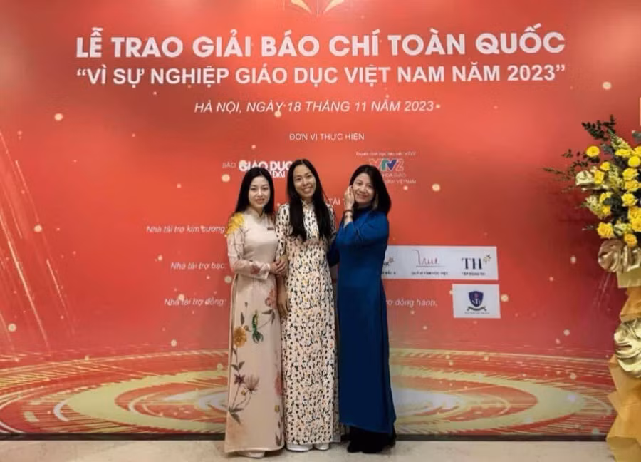 Nhà báo Thu Hoài (ngoài cùng bên trái) cùng với đồng nghiệp của mình.