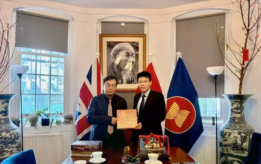 Ông Nguyễn Tiến Thanh - Tổng Giám đốc NXBGDVN trao tặng sách cho Đại sứ quán Việt Nam tại Vương quốc Anh.