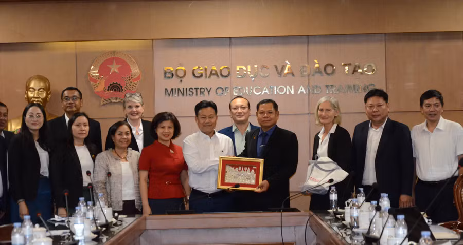 Thứ trưởng Bộ GD&ĐT Lê Quân chụp ảnh lưu niệm cùng Đoàn công tác của Bộ Giáo dục và Thể thao Lào. Ảnh NC.