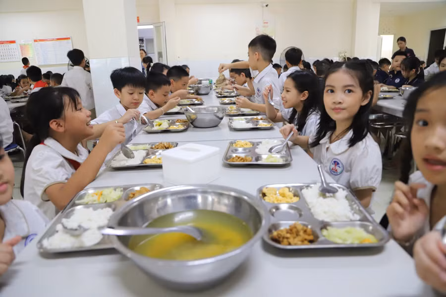 Học sinh Trường Tiểu học Phương Canh hào hứng với bữa ăn bán trú đầu tiên của năm học.