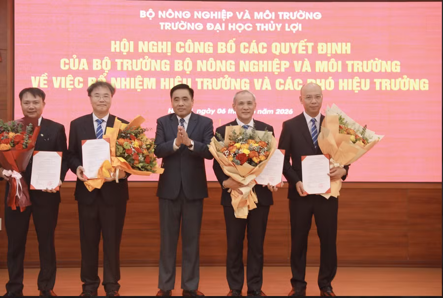 GS.TS Nguyễn Trung Việt (thứ hai từ phải sang) đảm nhiệm chức Hiệu trưởng Trường Đại học Thủy lợi nhiệm kỳ 2026-2030.