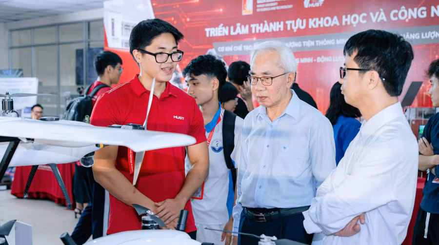 Triển lãm cho thấy những đóng góp không mệt mỏi của các nhà khoa học ở Đại học Bách khoa Hà Nội trong 70 năm qua.Ảnh DT.