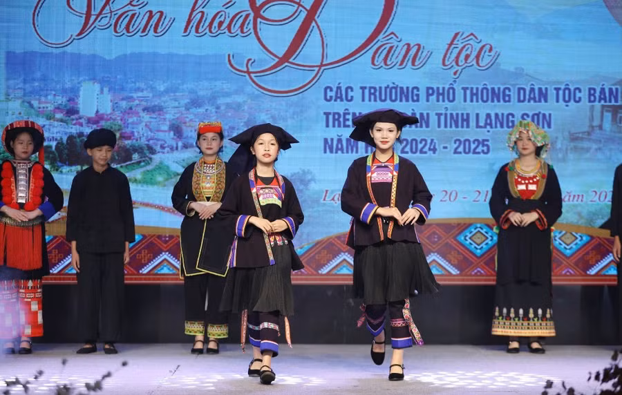 Học sinh Lạng Sơn tham gia Ngày hội văn hoá dân tộc các trường phổ thông dân tộc bán trú trên địa bàn tỉnh Lạng Sơn năm học 2024-2025.