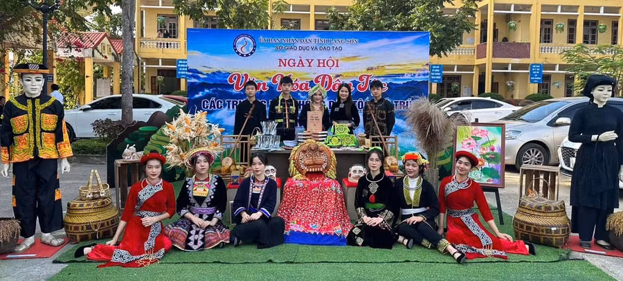 Trường THPT Dân tộc Nội trú tỉnh Lạng Sơn mặc trang phục dân tộc của mình.