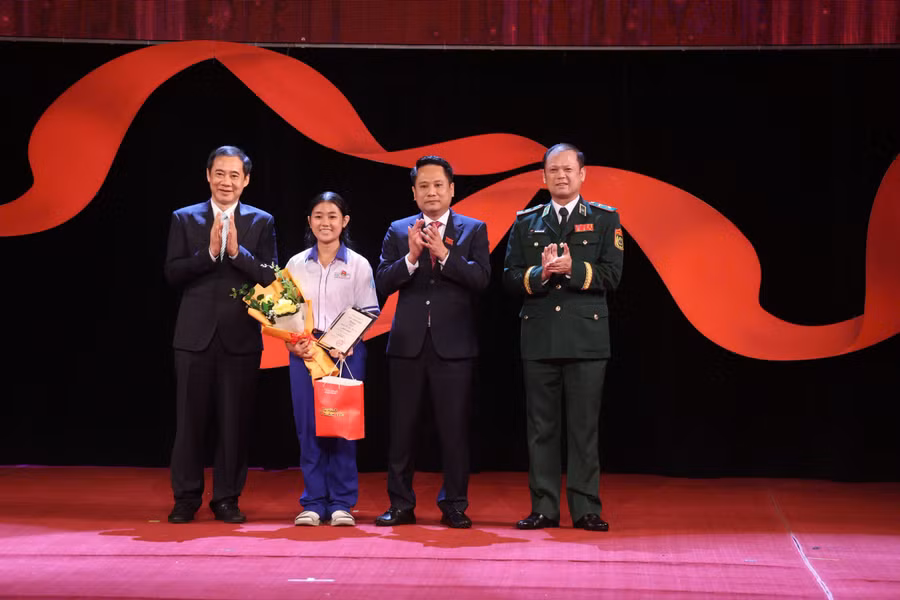 Em Nguyễn Thị Ngọc Kim Oanh - học sinh lớp 10D1, Trường THPT Hòa Đa (tỉnh Lâm Đồng) đạt giải Nhất.