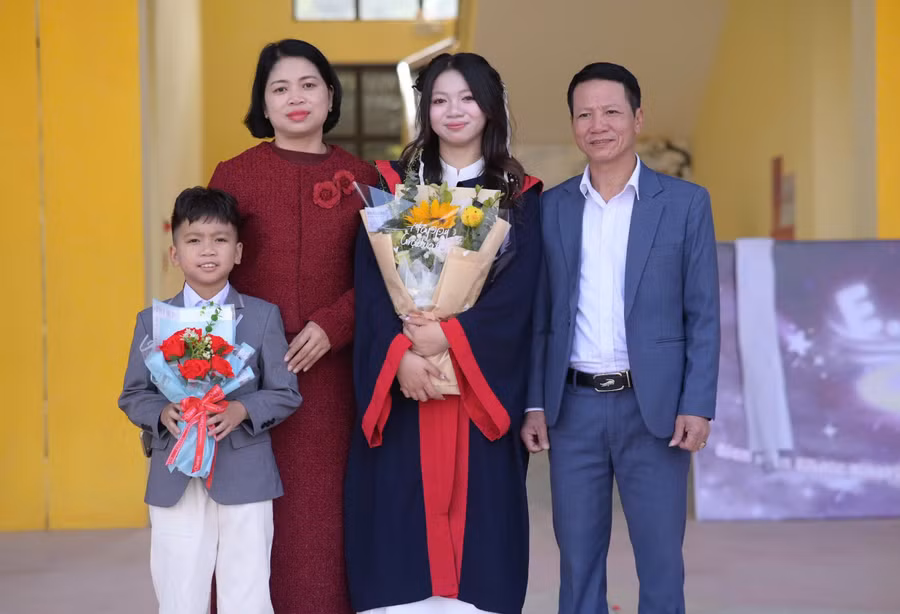 Đinh Lò My Duyên cùng gia đình.
