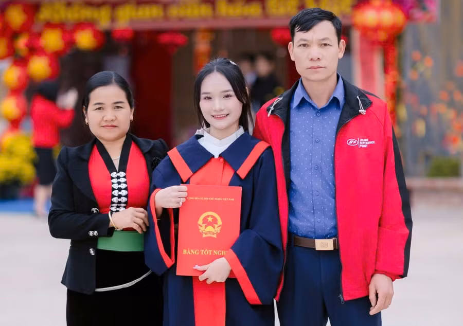 Lò Thị Hồng cùng bố mẹ.